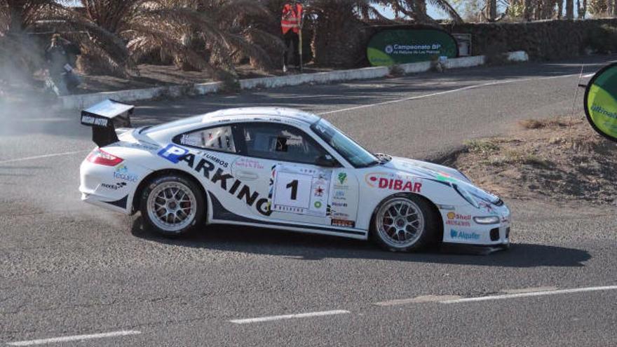 El Porsche pilotado por Yeray Lemes, en un momento del Rally de Lanzarote.