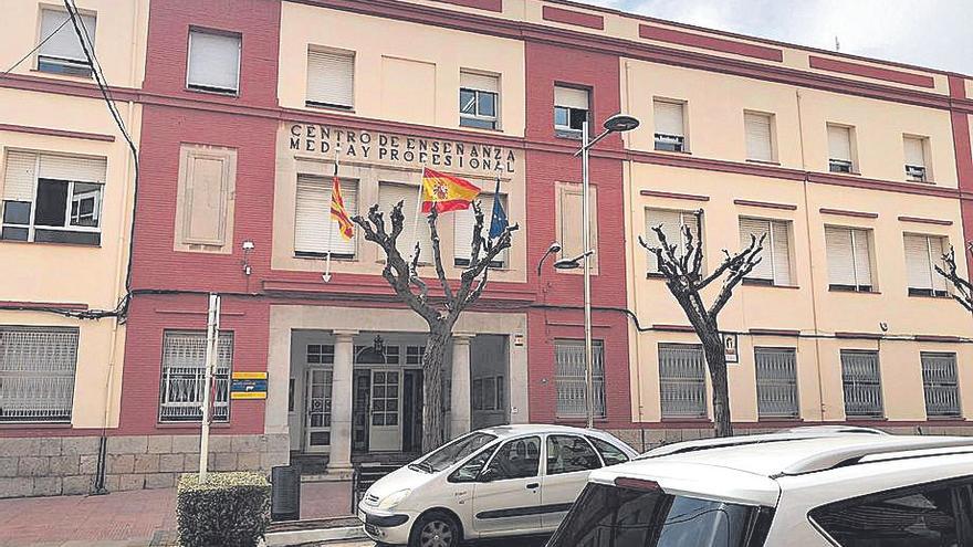 La alcaldesa defiende que la polémica de la fachada del IES Botànic Cavanilles no está justificada.