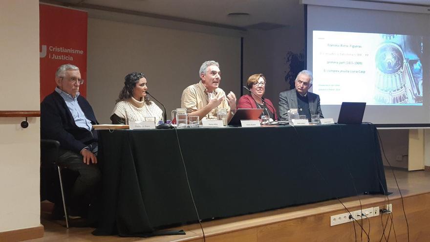 Presentació del llibre de Francesc Riera (a l'esquerra de la foto) celebrada aquest dimarts a la sala d’actes de Cristianisme i Justícia, al carrer Roger de Llúria de Barcelona