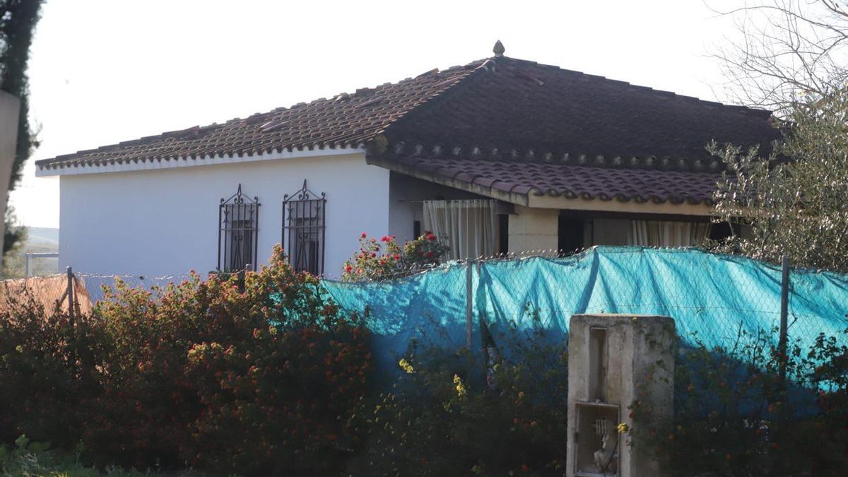 Vivienda donde se ha producido el trágico incendio, en la calle Perdiz, urbanización Guadalvalle.