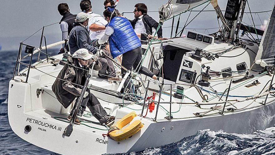 El &#039;Petrouchka III&#039; en regata, con Jaime Binimelis a su timón.