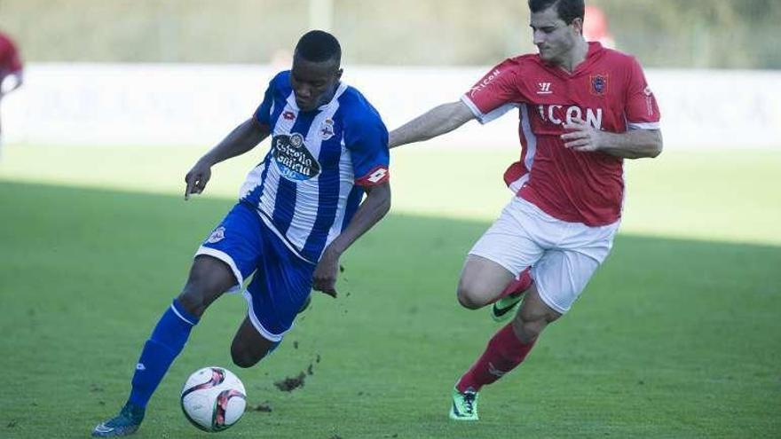 Un jugador del Choco trata de frenar a uno del Deportivo B. // J. Roller