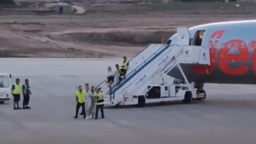 Un pasajero es sacado a rastras de un vuelo a Tenerife