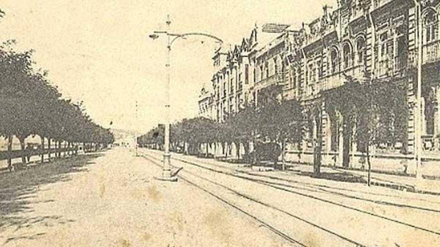 La avenida Cánovas del Castillo a principios del siglo XX con la Casa de Baños a la derecha y a la izquierda el malecón.  // A. P