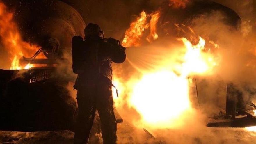 Un bombero, durante la extinción del incendio