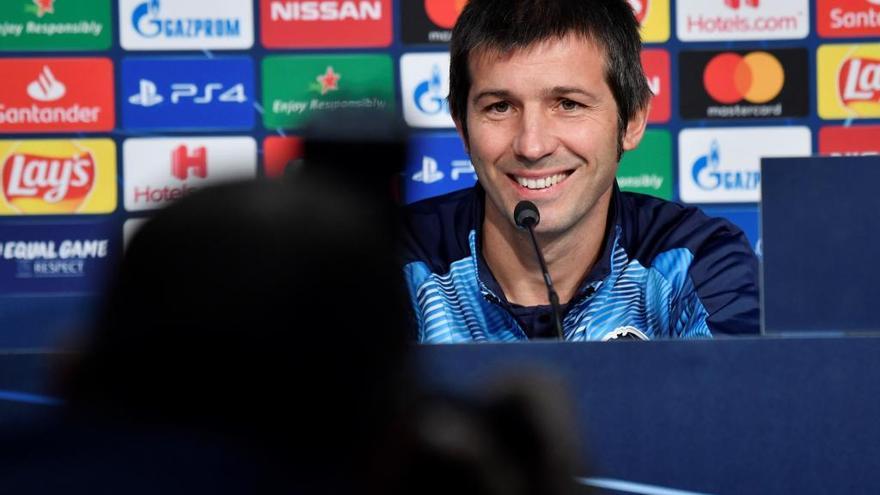 Albert Celades, con semblante sonriente, ayer en Lille en la rueda de prensa previa al encuentro.