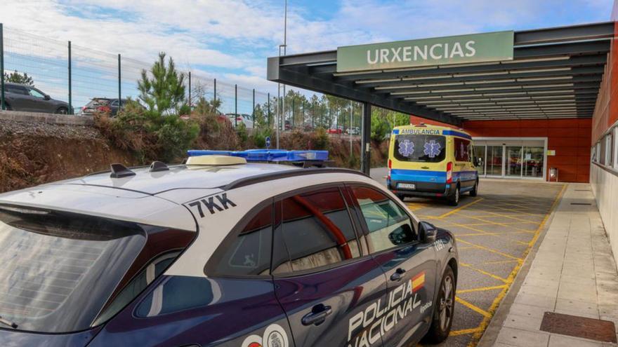 Coche policial en el Hospital do Salnés. |  Iñaki Abella