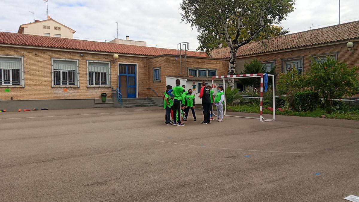 Partido de balonmano en las instalaciones del CEIP Fernando El Católico durante la visita del Schär Colores Balonmano Zaragoza.