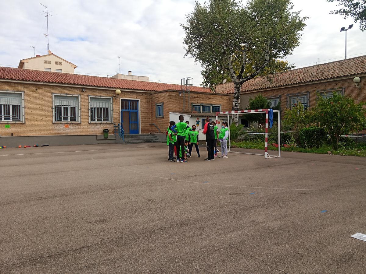 Partido de balonmano en las instalaciones del CEIP Fernando El Católico durante la visita del Schär Colores Balonmano Zaragoza.