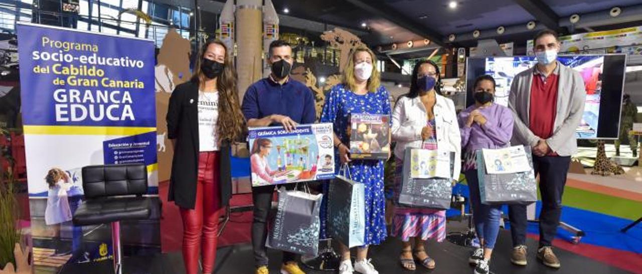 De izquierda a derecha, Olaia Morán, Echedey Hernández, Belén Díaz, Carolina Suárez, Gema Hernández y José Gilberto Moreno, ayer, en la entrega de premios. | | ANDRÉS CRUZ