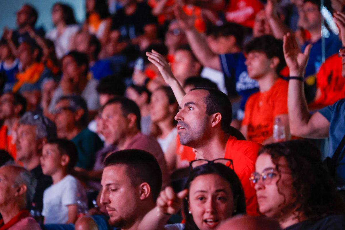 Búscate en la galería de Super: Así se vivió el Barça–Valencia Basket en el Roig Arena