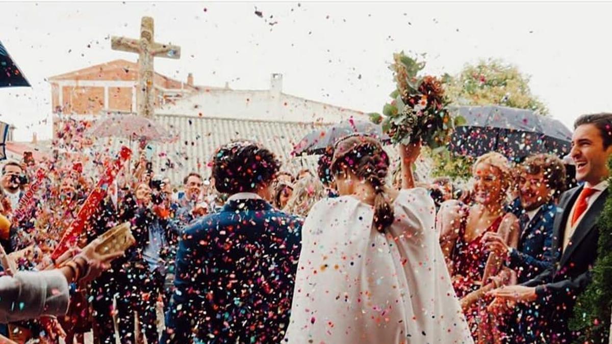 Vestido de novia con capa