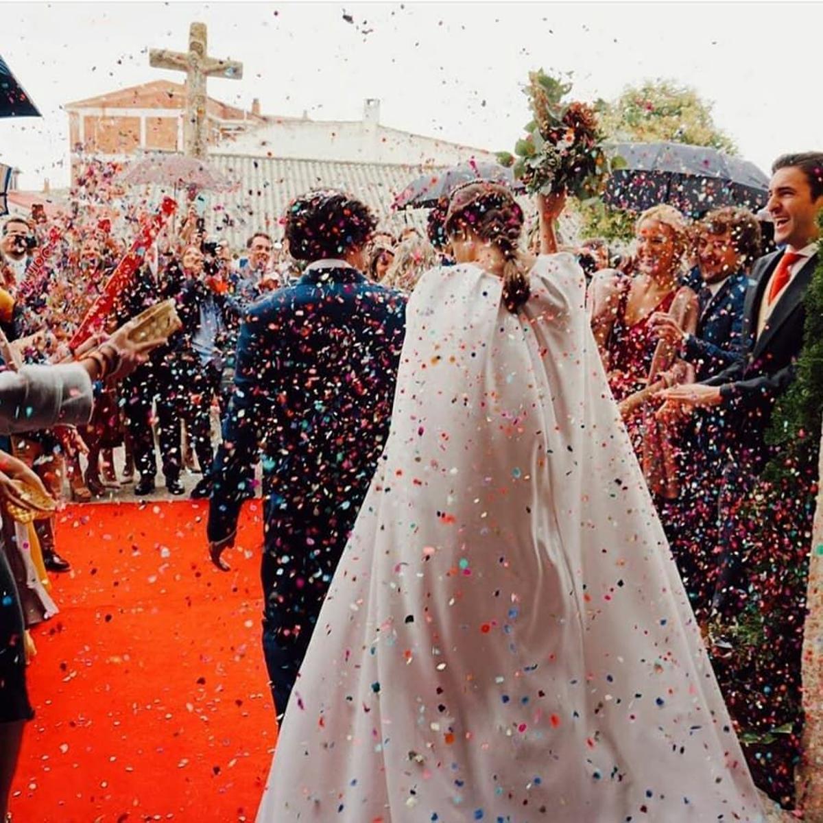 Vestido de novia con capa