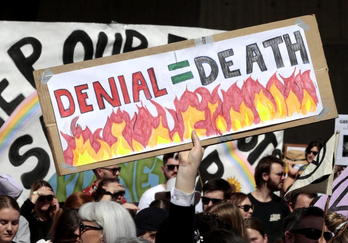 Launceston (Australia), 20/09/2019.- A person holds a placard during a Global Strike 4 Climate rally at Civic Square in Launceston, Tasmania, Australia, 20 September 2019. It is estimated that more than 1,000 people were in attendance, among them many students who had left school to join the worldwide day of protest. The Global Strike 4 Climate is being held only days ahead of the scheduled United Nations Climate Change Summit in New York. (Protestas, Nueva York) EFE/EPA/BARBARA WALTON