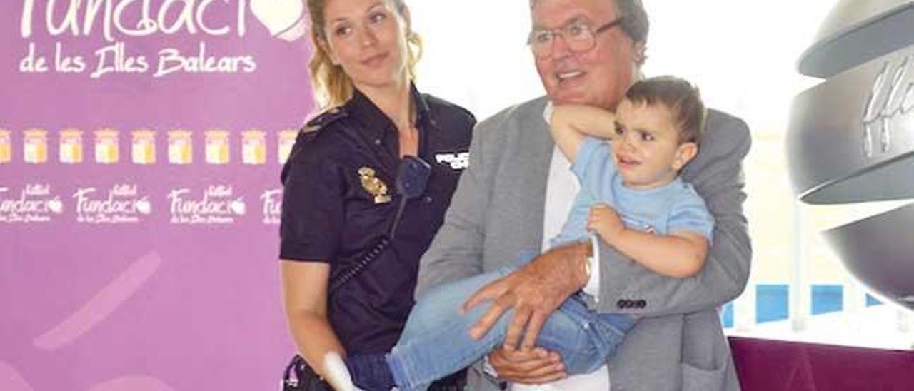 Miquel Bestard posa con Lucas en el calendario solidario del Sindicato Unificado de la Policía.