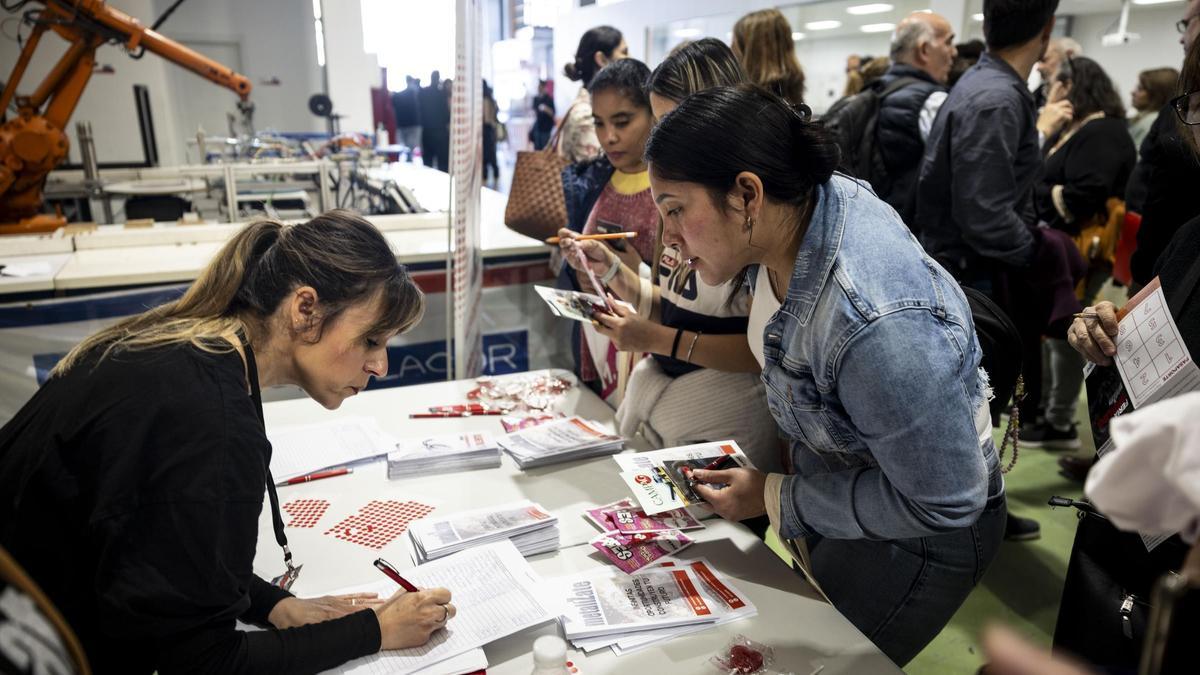 Varias mujeres se inscriben en una oferta de trabajo, este miércoles en las instalaciones de Lacor Formación.