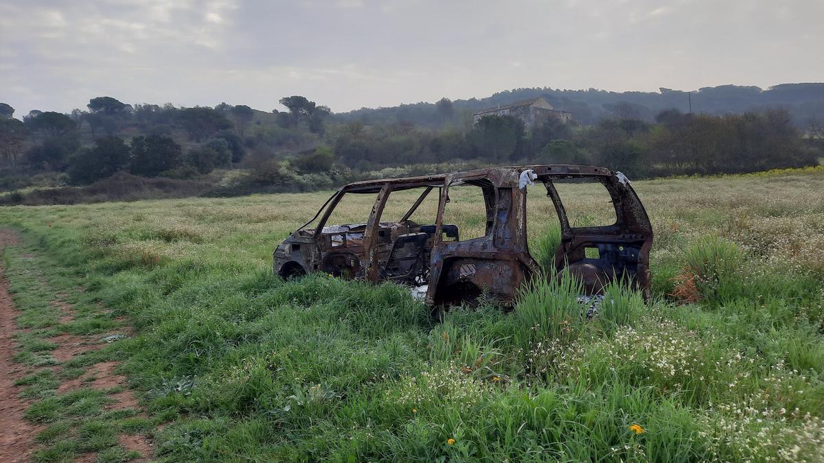 Un dels cotxes abandonats, totalment cremat.