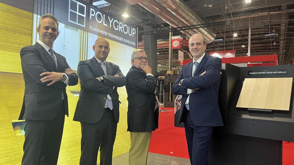 José Luis Sancho (primero por la izquierda) y José Alberto Sancho (primero por la derecha) dirigen la empresa Polygroup, fundada por su padre y su tío en 1975.