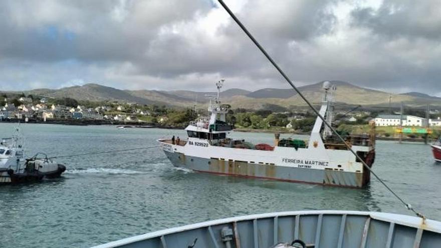 Un arrastrero de armadores gallegos en el puerto de Castletownbere, en Irlanda.