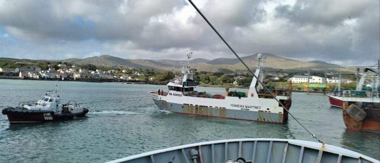 Un arrastrero de armadores gallegos en el puerto de Castletownbere, en Irlanda.