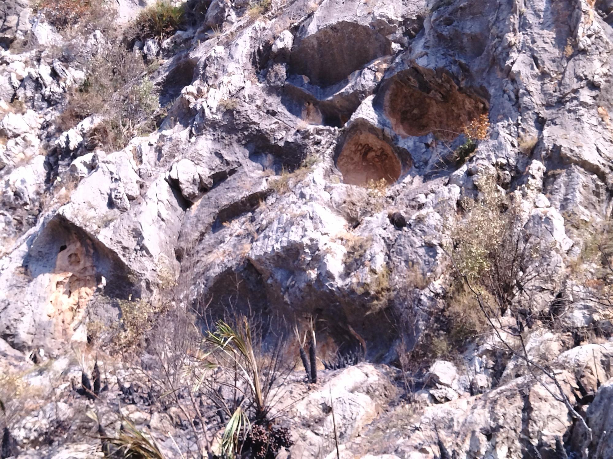 Las pinturas, de intenso color rojo, están en las oquedades de la montaña