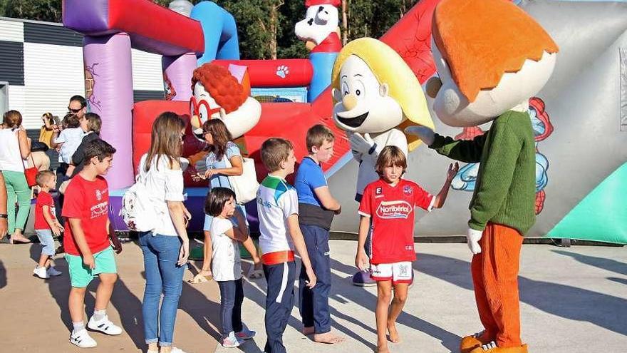 Éxito de convocatoria en el Día do Neno  |  El Novo Municipal de A Estrada vivió el domingo una jornada especial para los seguidores más jóvenes del Club Deportivo Estradense. La exitosa celebración del Día do Neno organizada por la directiva que preside Toño Camba contó con la presencia de Os Bolechas, hinchables y sorteos de una tablet y dos bicicletas entre los presentes. Todos los niños recibieron un obsequio como recuerdo del evento. &quot;Queremos agradecer a todos los socios y aficionados su asistencia y su apoyo para disfrutar de un día tan bonito&quot;, apuntaron ayer en las redes sociales del club sus dirigentes.