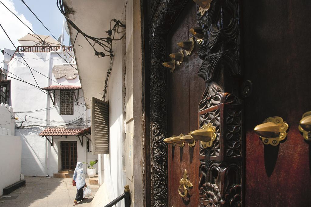 Puertas labradas con protecciones contra los elefantes en Stone Town.