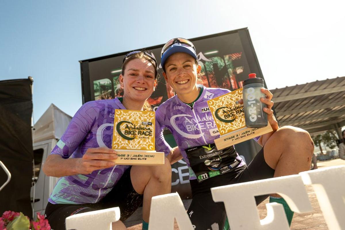 Claudia Peretti y Natalia Fischer con el maillot de líderes.