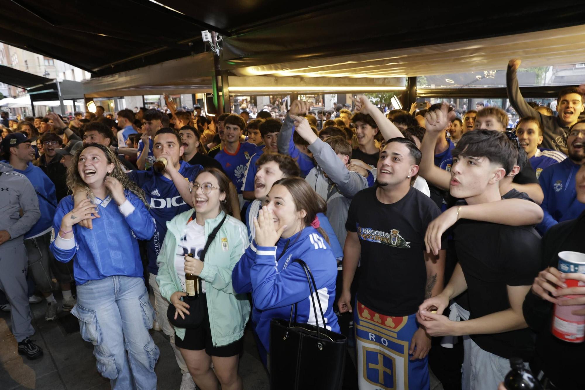 Así celebró la afición azul en Pedro Miñor la victoria del Oviedo en Almería