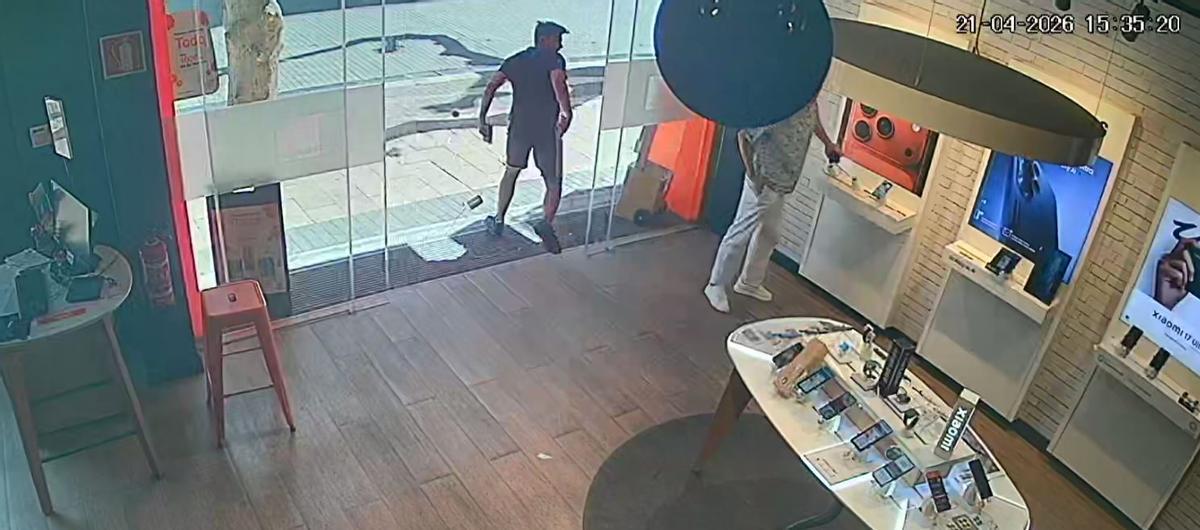 Uno de los ladrones sale a la carrera y el otro se entretiene arrancando los móviles