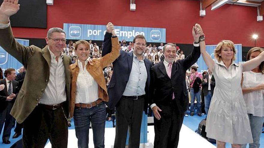 Rajoy y Mayor Oreja, candidato para la europeas, entre Gallardón, Cospedal y Esperanza Aguirre, ayer