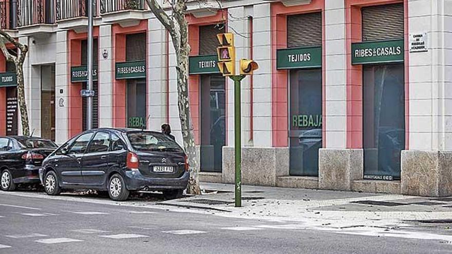 Restos del accidente en la plaza Alexander Fleming, en Palma, donde se produjo el accidente.