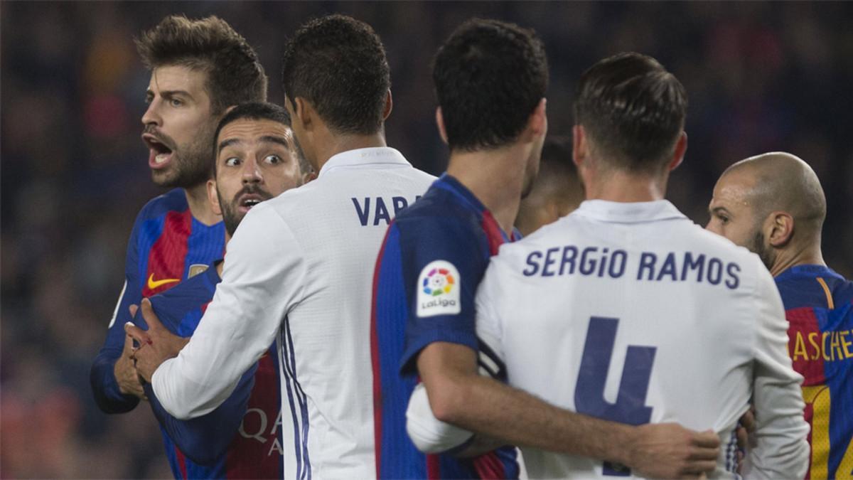 Varios jugadores del Barça y del Real Madrid durante el clásico de la Liga 2017/18 en el Santiago Bernabéu