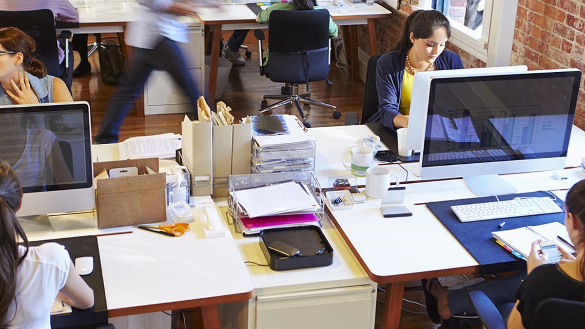 Trabajadoras en una oficina.