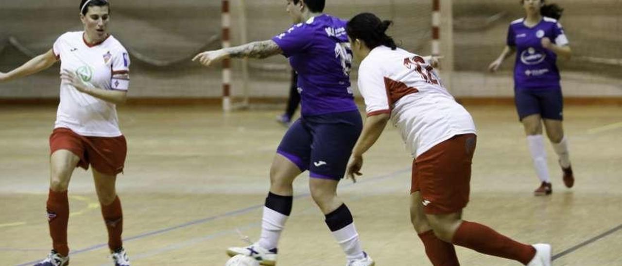 Dos jugadoras del Gijón Playas presionan a una rival.