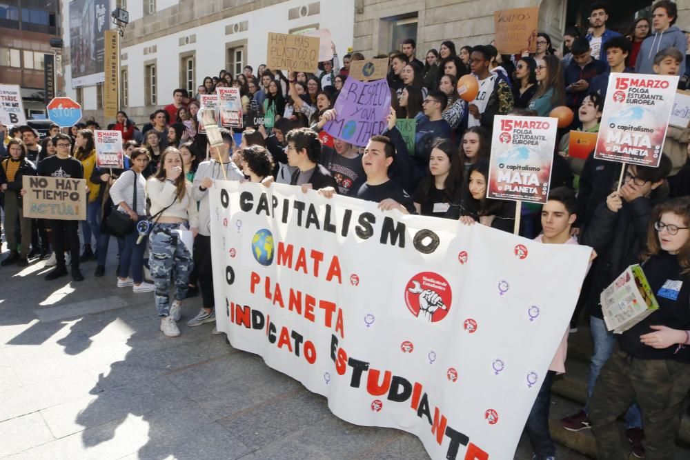 Decenas de jóvenes reivindican su 15-M en Vigo. // Alba Villar