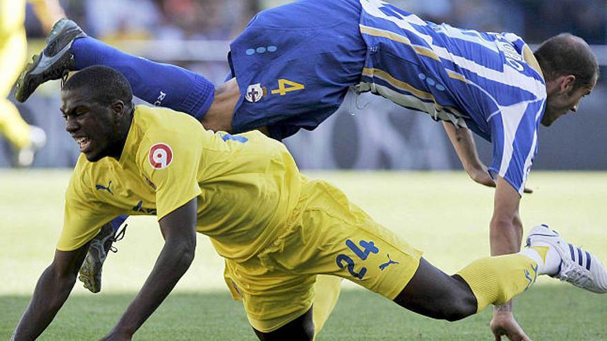 Altidore y Lopo, durante el partido de la primera vuelta en El Madrigal. / k. försterling / efe