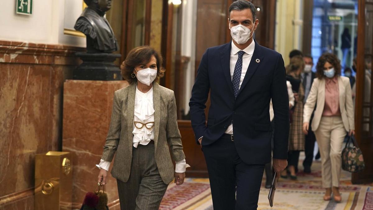 Pedro Sánchez y la vicepresidenta primera, Carmen Calvo, llegan al pleno del Congreso el pasado 18 de noviembre.