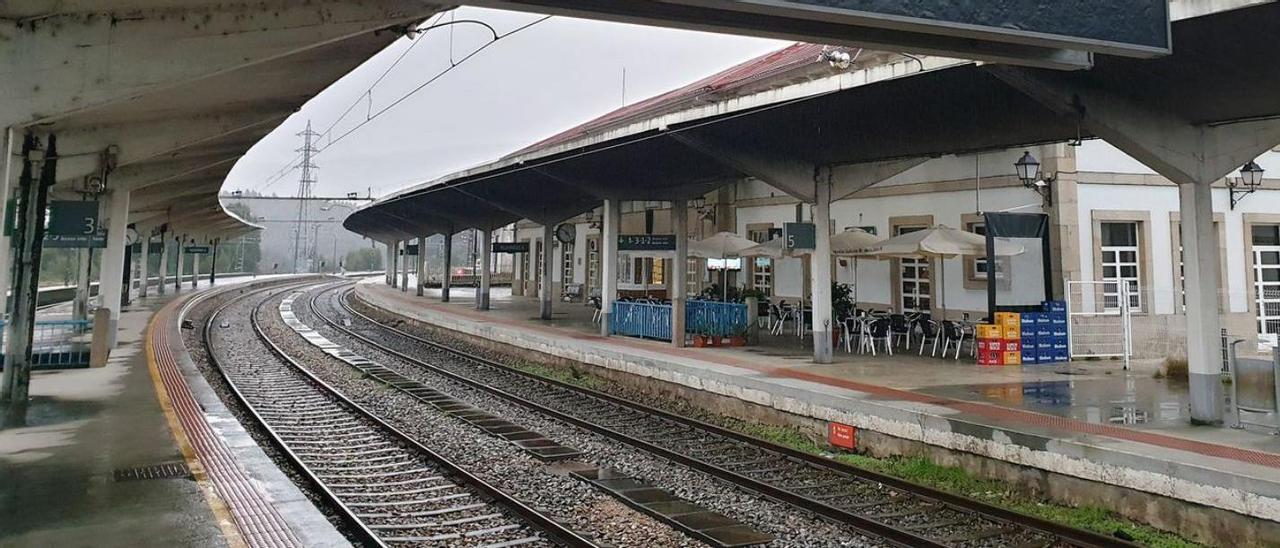 Vista de los andenes de la estación de tren de Redondela.    // MARTA G. BREA