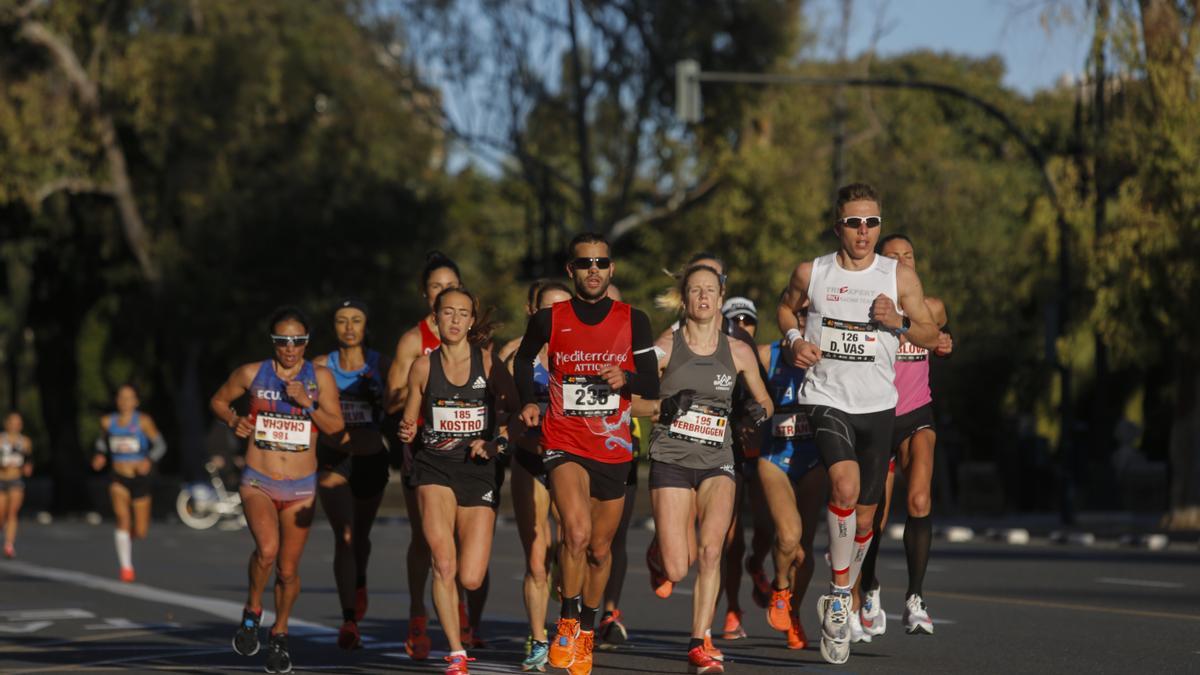 Un grupo de corredores en el Maratón València Trinidad Alfonso