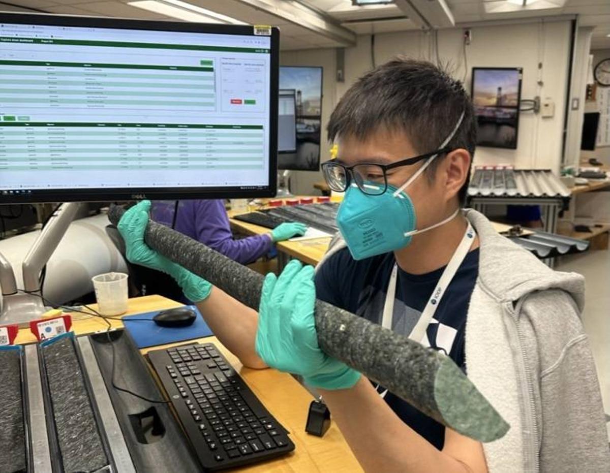 La científica Kuan-Yu Lin (Universidad de Delaware, EE. UU.) estudia las rocas del manto recuperadas a bordo del JOIDES Resolution durante la Expedición 399 del IODP.