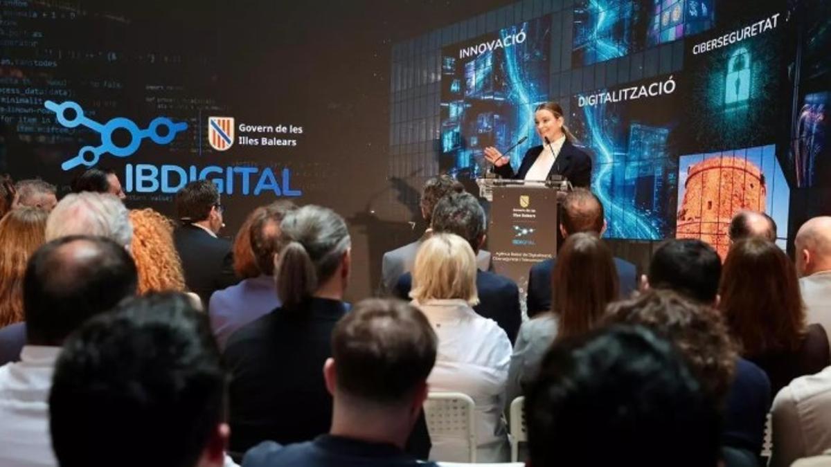 Die Präsidentin der Balearenregierung, Marga Prohens, bei der Vorstellung von IB Digital.