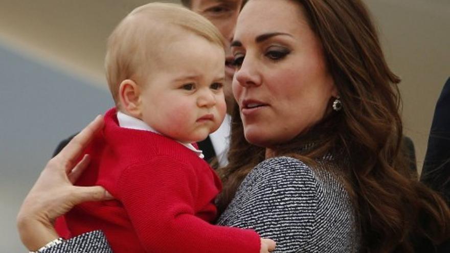 Los Duques de Cambridge, con su hijo