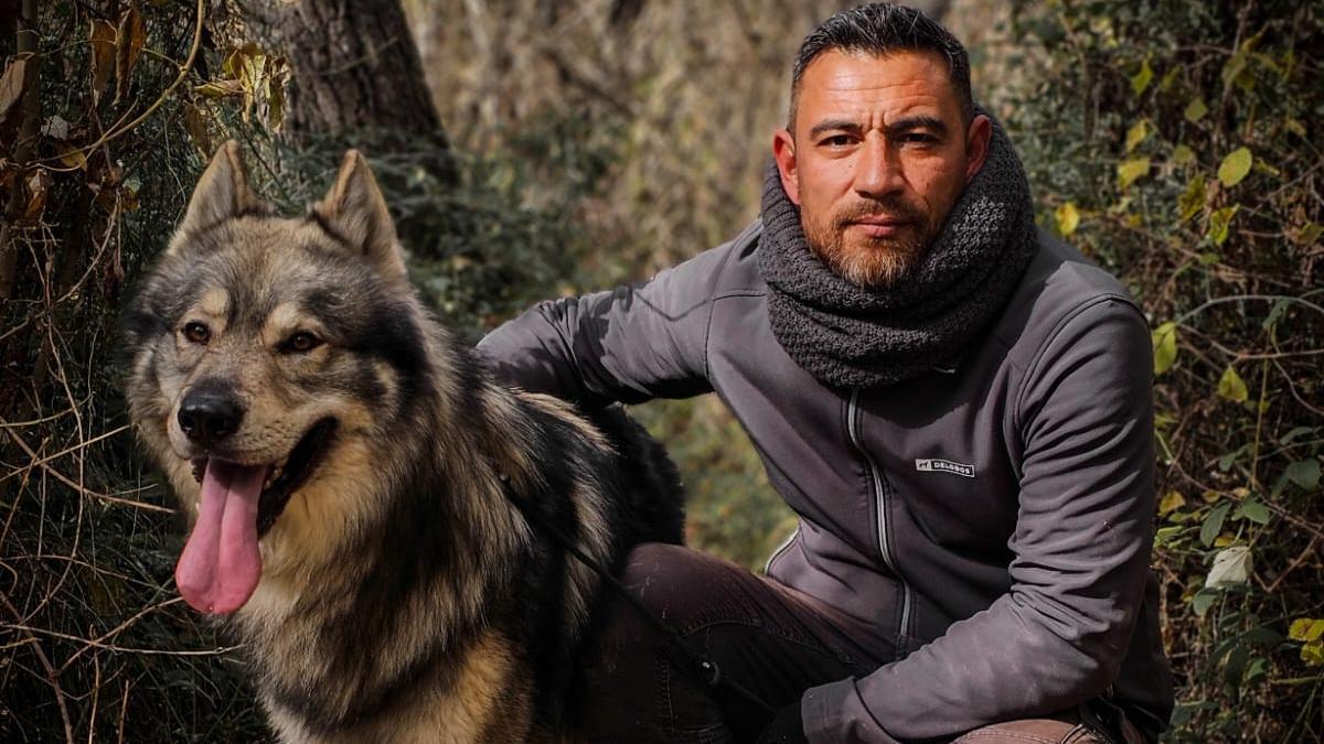 Alberto Delobos, con uno de sus perros.
