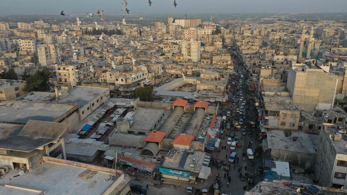 Imagen aérea de la ciudad de Idlib, último bastión opositor en Siria, el 2 de abril de 2022.