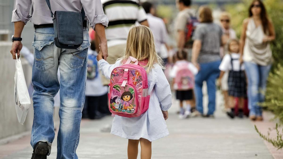 Un padre pasea junto a su hija.