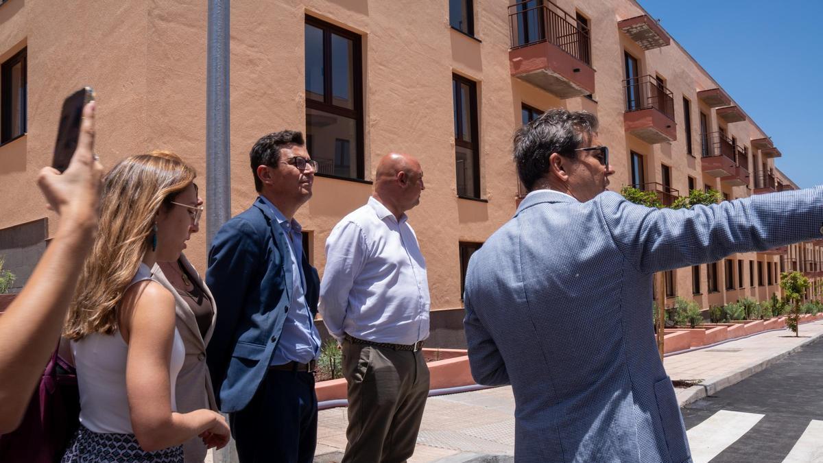 Las autoridades visitan la urbanización de Los Hinojeros, en el casco urbano de Granadilla de Abona.
