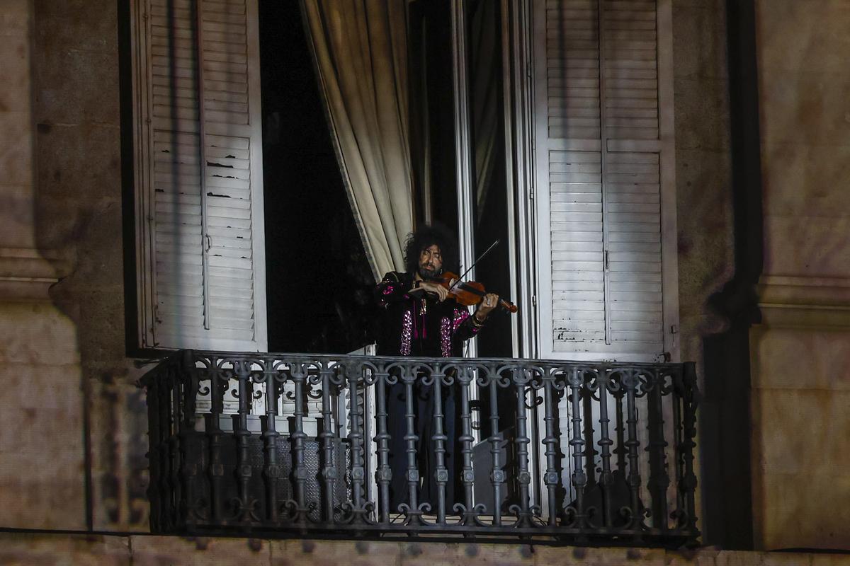 El violinista Ara Malikian actúa desde un balcón del Palacio Real.