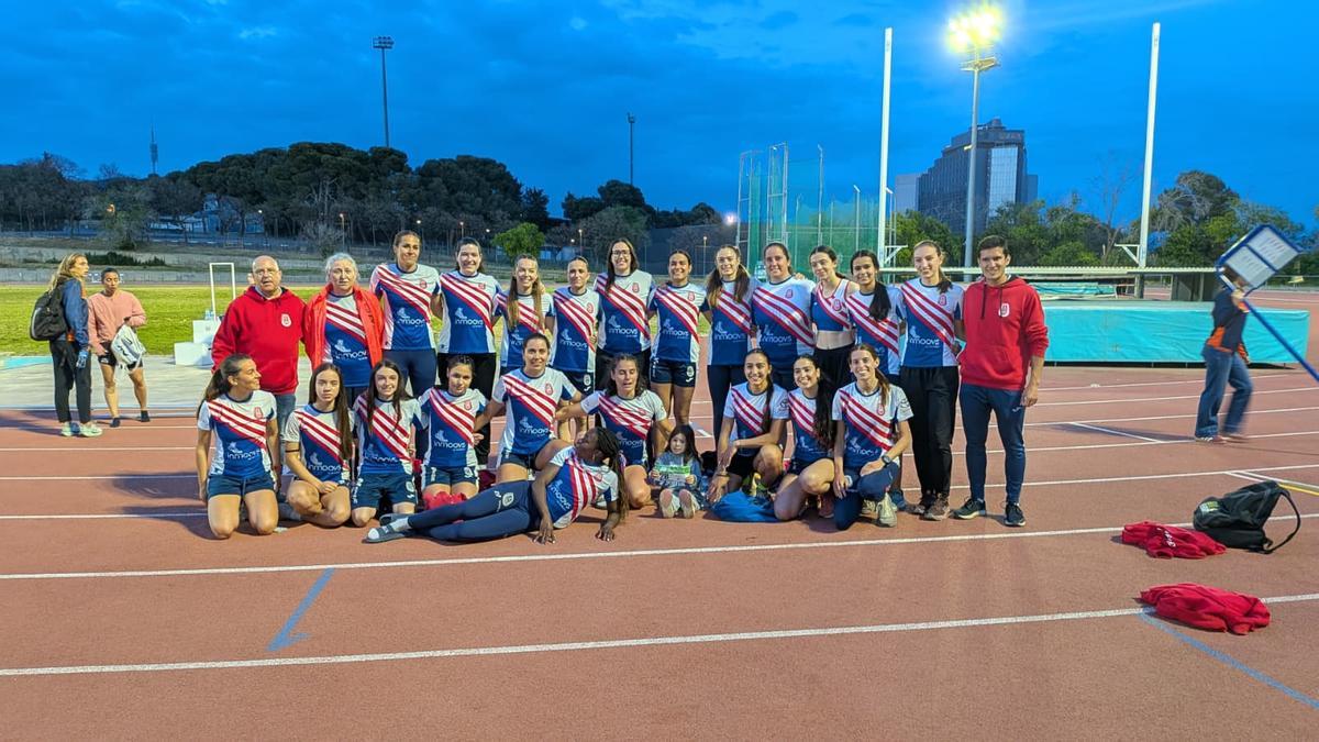 L'equip femení de l'Avinent participant a l'Hospitalet