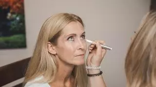 Martha Obeo, maquilladora: "En mujeres de 50 o 60 años con el párpado caído no recomiendo poner demasiada sombra oscura porque se consigue una mirada más pesada. Lo mejor es trabajar con sombras marrones de intensidad media, preferiblemente mates o con un acabado satinado muy suave, y difuminarlas"